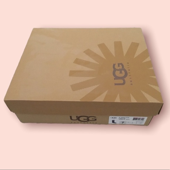 UGG Woman Heirloom Lace Up Boots - Picture 6 of 7